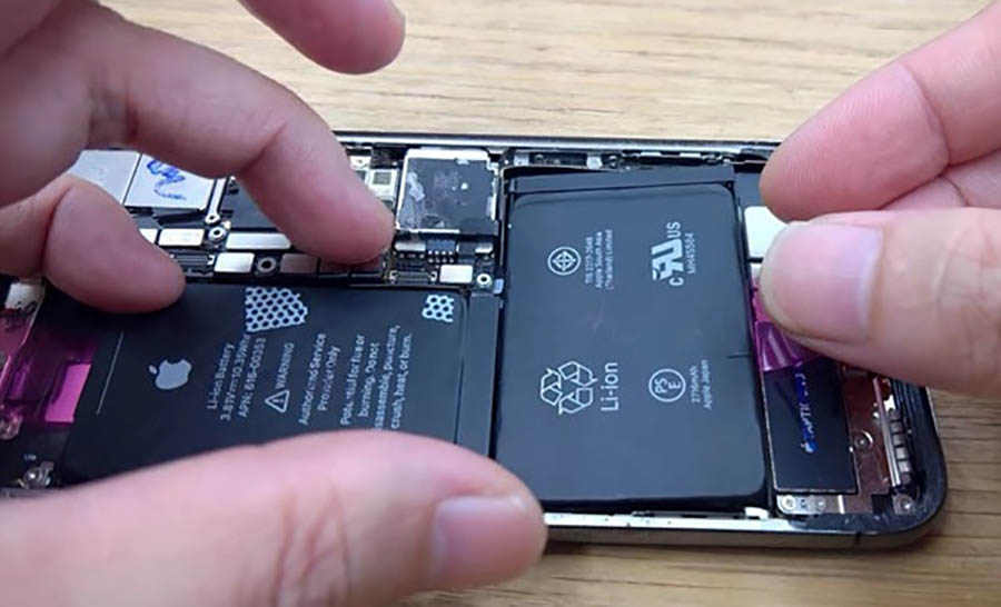 Thay pin iPhone X chinh hang